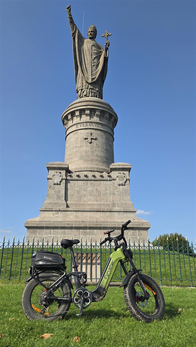 Vélo et statue Festi'Vallée