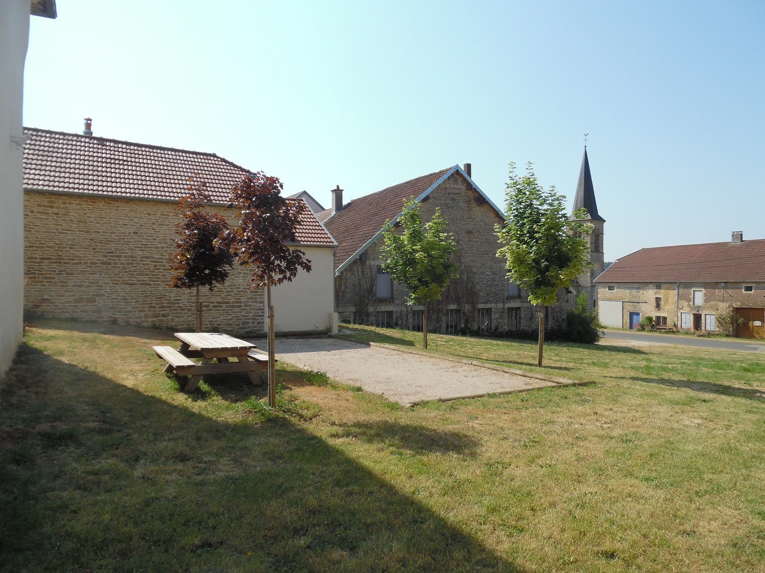 AIRE DE PIQUE-NIQUE AVEC TERRAIN DE PETANQUE DE GILLEY