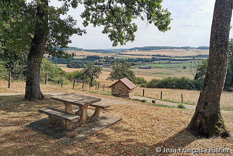 AIRE DE PIQUE-NIQUE DE LA CHAPELLE SAINT-PIERRE