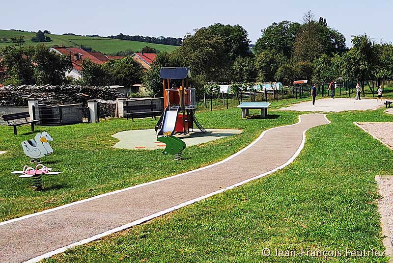 AIRE DE JEUX DE NEUILLY L'EVEQUE - photo 3