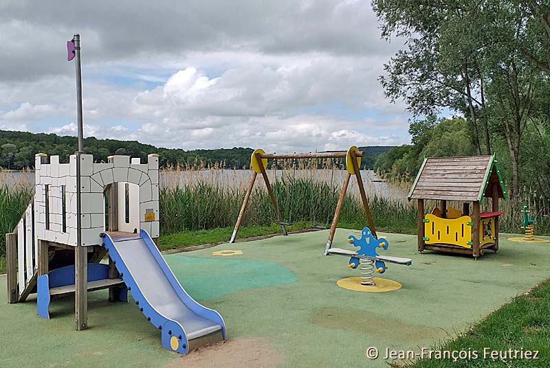 AIRE DE PIQUE-NIQUE ET DE JEUX DE LA PLAGE DU LAC DE CHARMES - photo 2