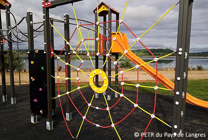 AIRE DE PIQUE-NIQUE ET DE JEUX DE LA PLAGE DU LAC DE LA VINGEANNE