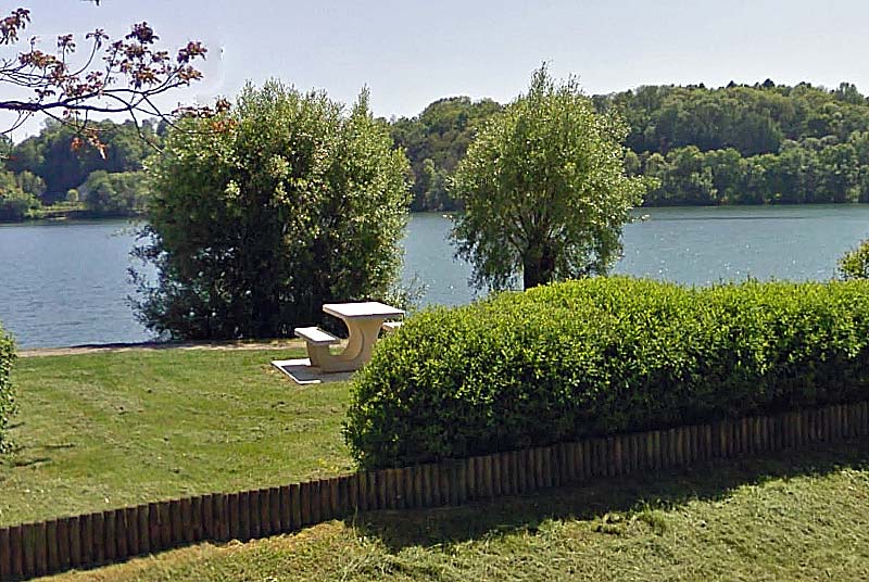 AIRE DE PIQUE-NIQUE DU PARKING DU LAC DE CHARMES