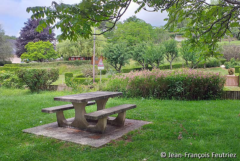 AIRE DE PIQUE-NIQUE DU PARKING DU LAC DE CHARMES - photo 2