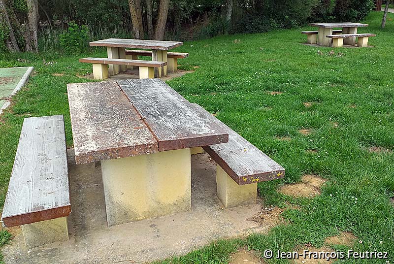 AIRE DE PIQUE-NIQUE ET DE JEUX DE LA PLAGE DU LAC DE CHARMES