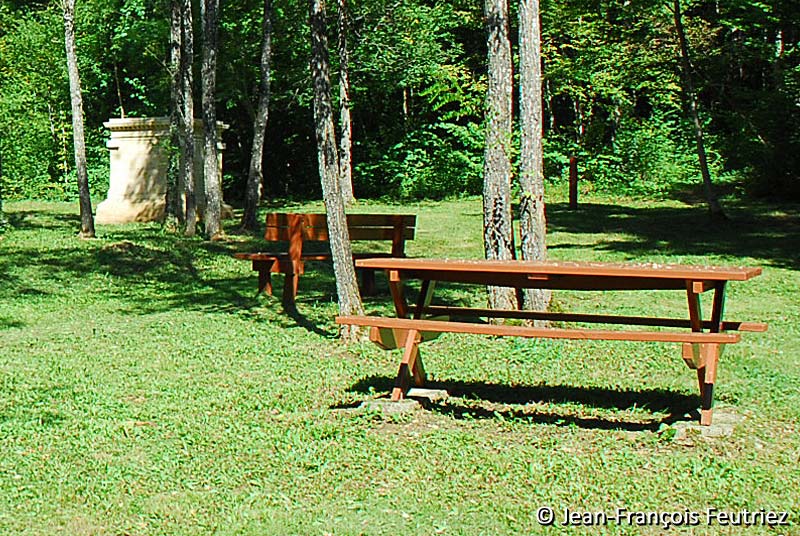 AIRE DE PIQUE-NIQUE DE LA MAISON FORESTIÈRE DE FAVEROLLES