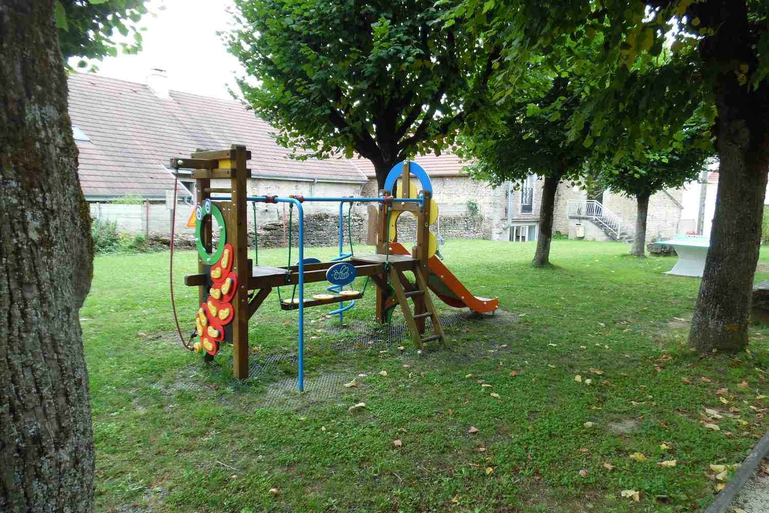 AIRE DE JEUX, TERAIN DE PETANQUE A ROSOY-SUR-AMANCE