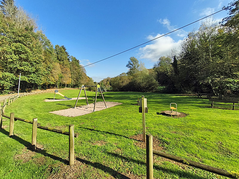 AIRE DE PIQUE-NIQUE ET DE JEUX D'ILLOUD