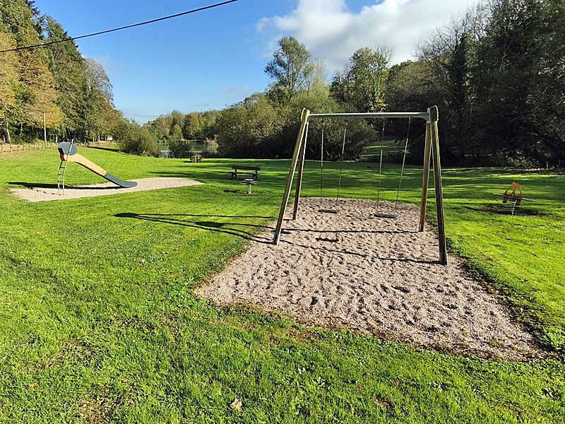 AIRE DE PIQUE-NIQUE ET DE JEUX D'ILLOUD