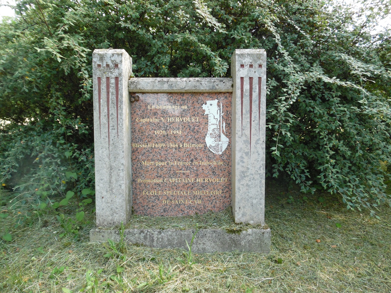 STELE DU CAPITAINE Y. HERVOUET
