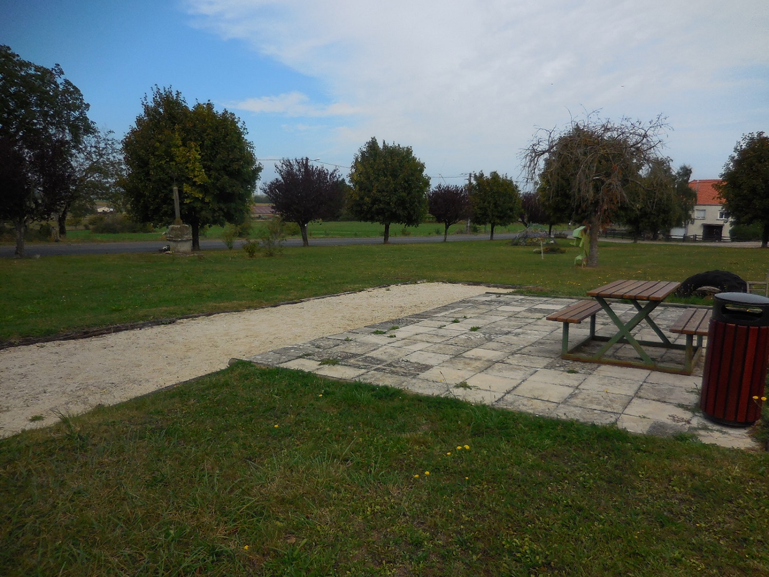 AIRE DE PIQUE-NIQUE ET AIRE DE JEUX DE BRONCOURT - photo 2