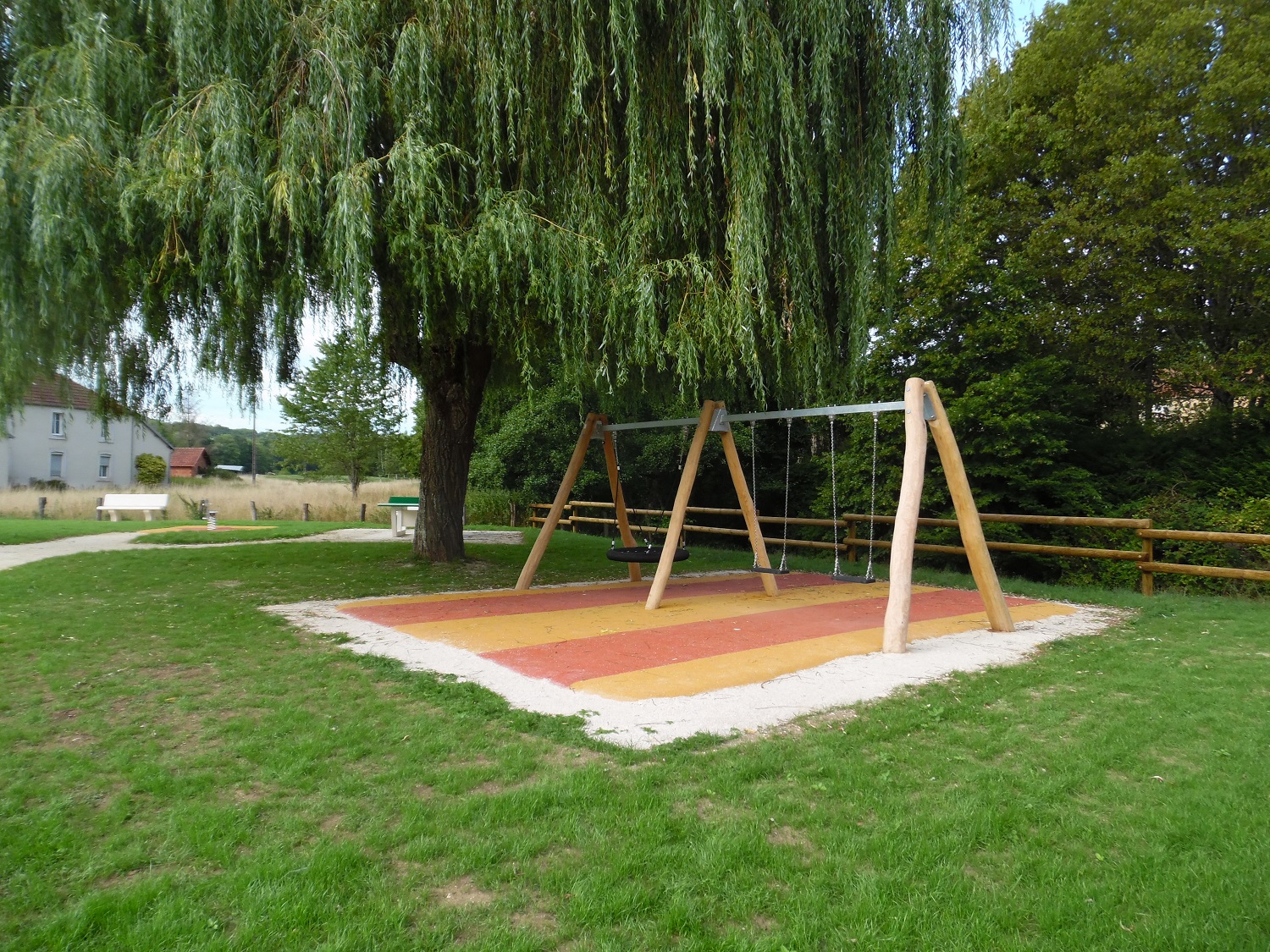 AIRE DE PIQUE-NIQUE ET AIRE DE JEUX DE BUSSIERES-LES-BELMONT - photo 2