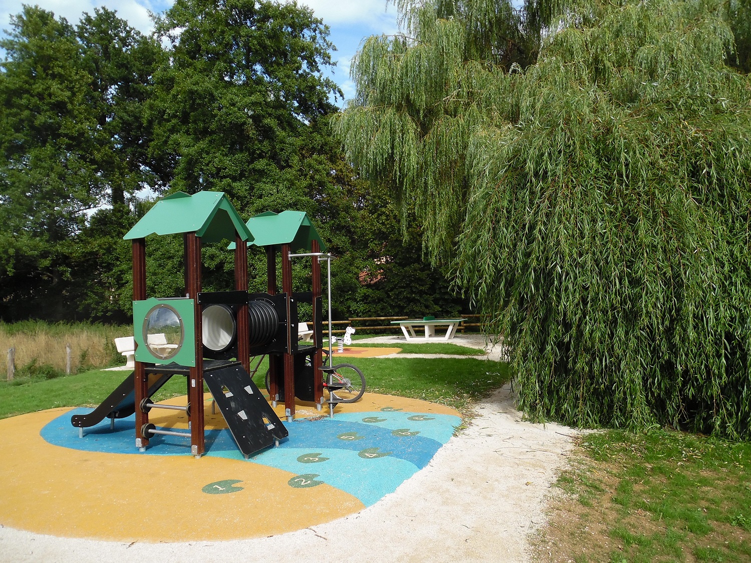 AIRE DE PIQUE-NIQUE ET AIRE DE JEUX DE BUSSIERES-LES-BELMONT