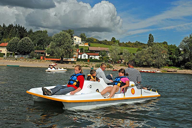 LOCATION DE BATEAUX A PEDALES - LAC DE CHARMES