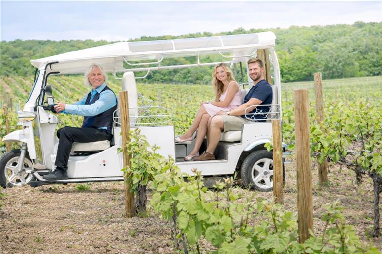 Bublles tuktuk tour - couple-spring-cumières