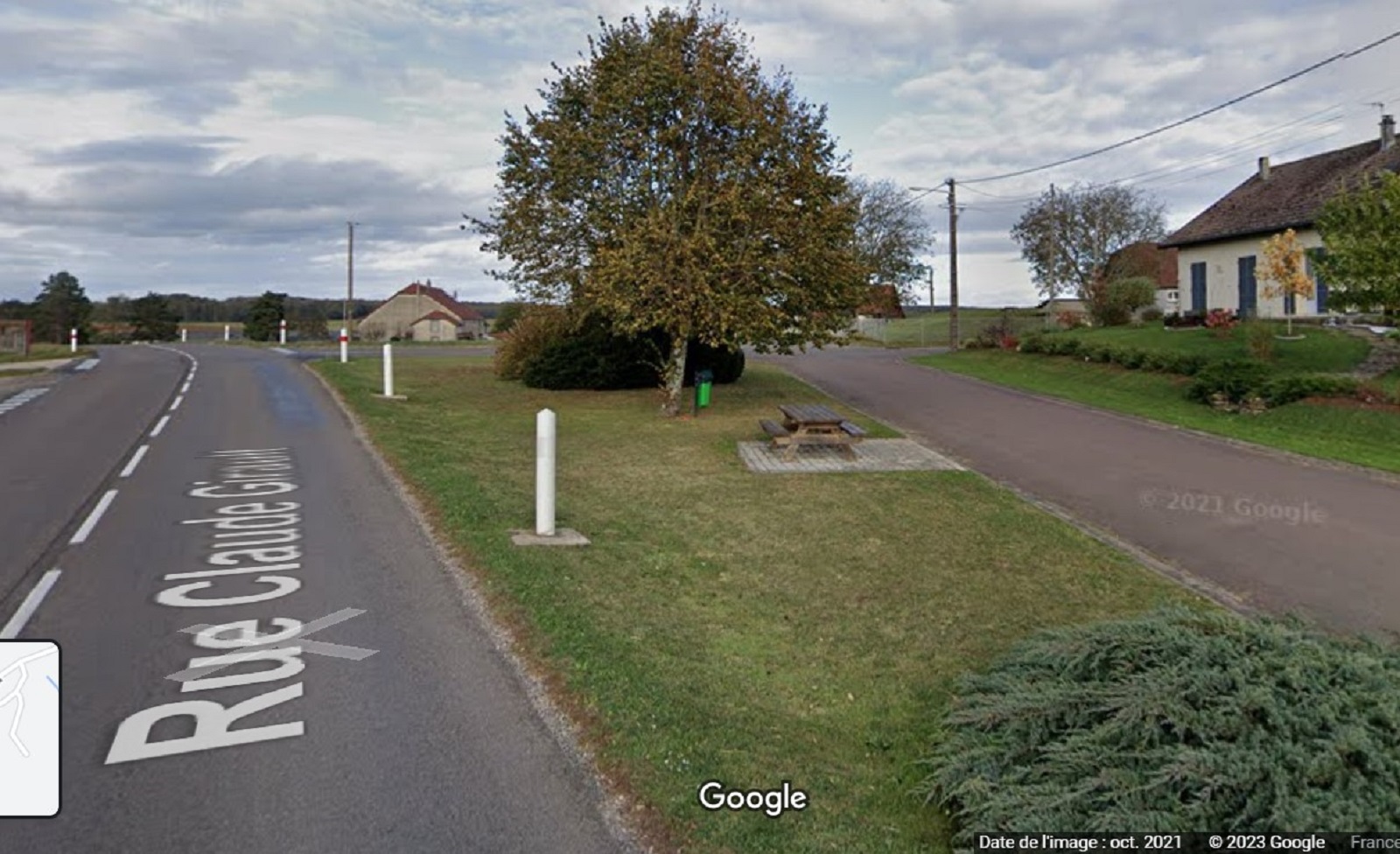 AIRE DE PIQUE-NIQUE N°2 A GENEVRIERES