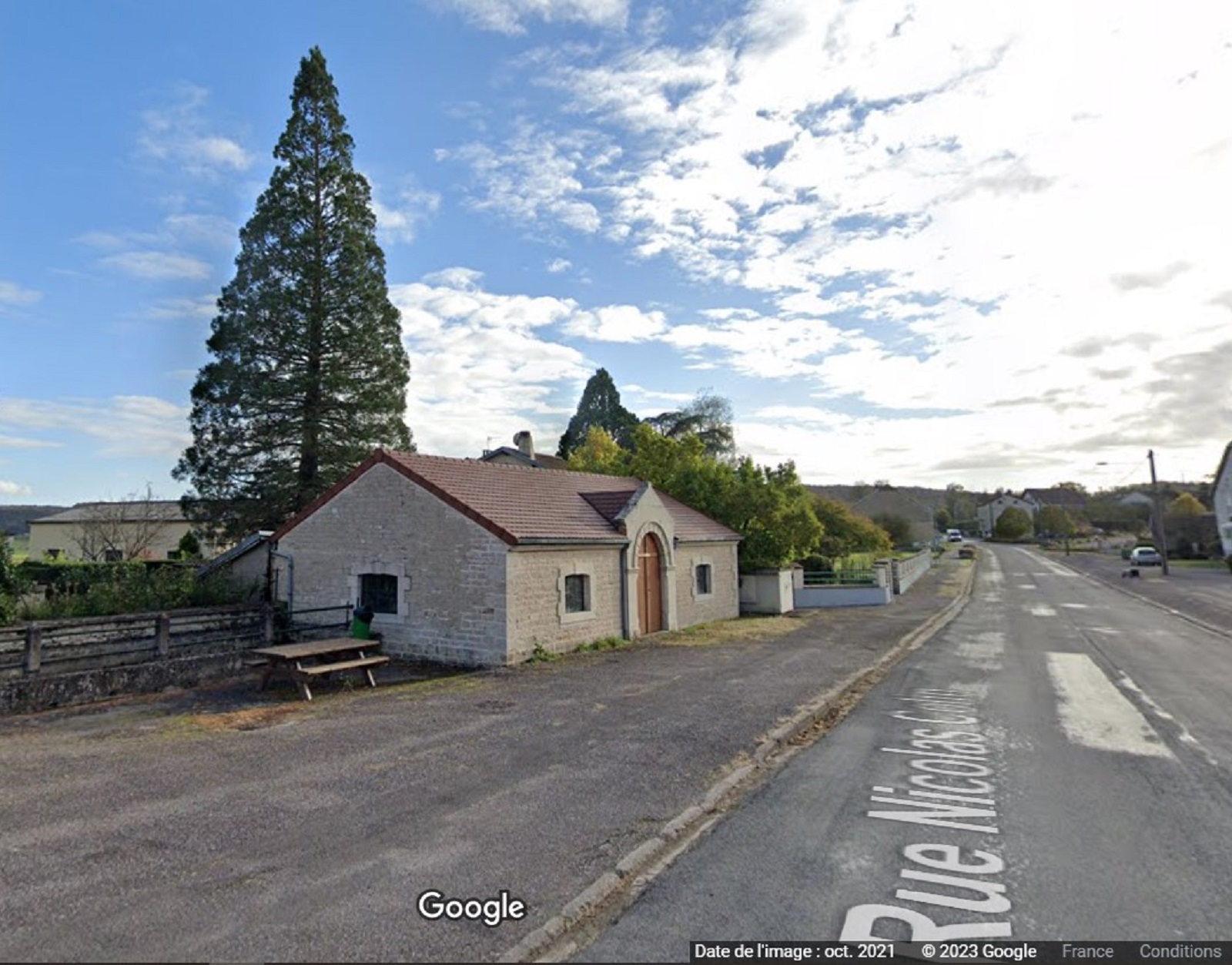 AIRE DE PIQUE-NIQUE DE GENEVRIERES