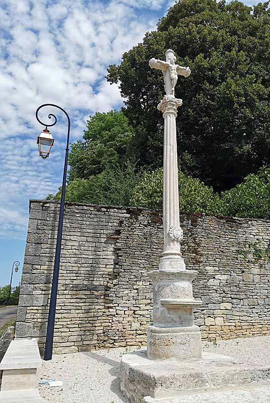 CROIX XVIe - XVIIe SIECLE DE MONTSAUGEON, Le Montsaugeonnais