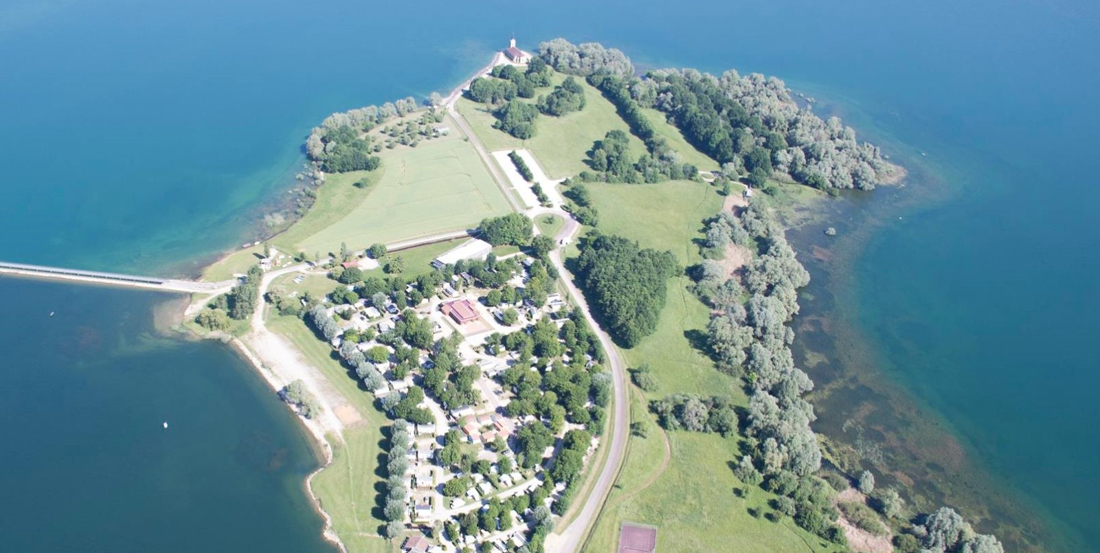 Camping de "La Presqu'Île de Champaubert"