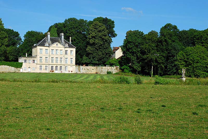CHATEAU FAMILIAL DU XVIIIe A PIEPAPE, Villegusien-le-Lac