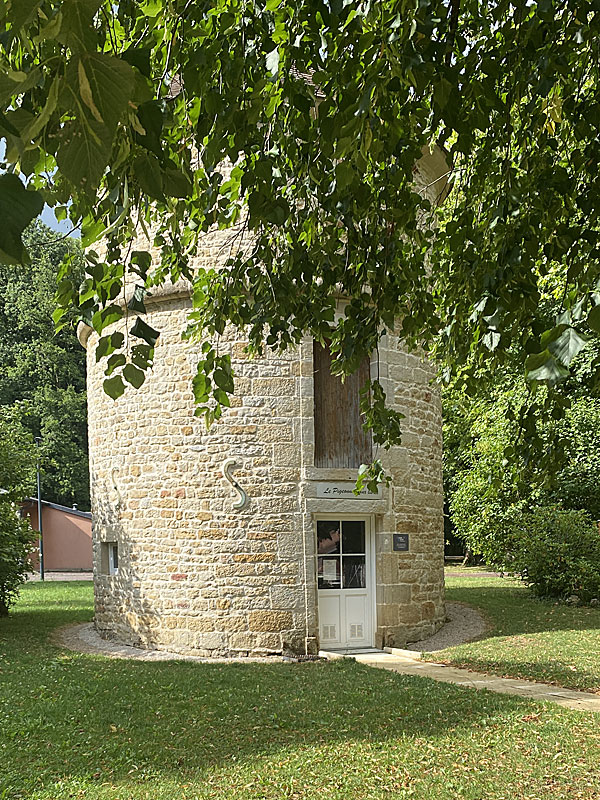 COLOMBIER DU CHATEAU DE CORGIRNON, Champsevraine