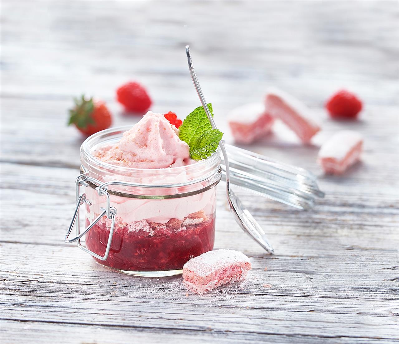 Compotee-de-fruits-rouges--craquant-de-Biscuit-Rose-et-son-nuage-rose---compresse