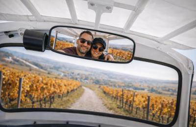Couple-autumn-inside bubbles tuktuk-tour-champagne