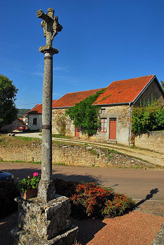 CROIX XVI EME SIECLE DE CHARMOILLES (1)