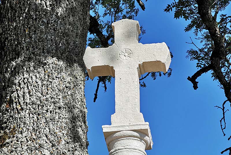 CROIX DES FRAYONS A NEUILLY-L'EVEQUE