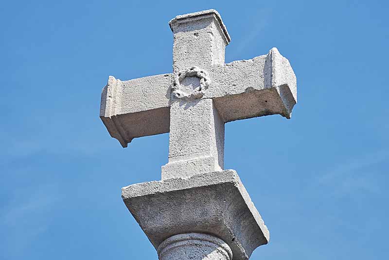 CROIX DU VIAU A NEUILLY-L'EVEQUE