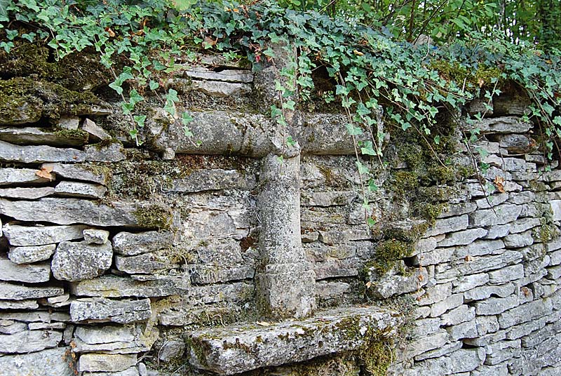 CROIX XVIIIE SIECLE DE MONTSAUGEON