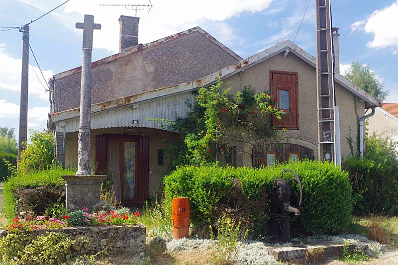 CROIX ET POMPE DE VARENNES-SUR-AMANCE