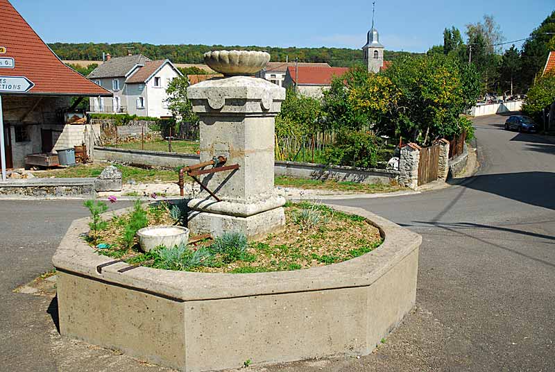 ANCIENNE FONTAINE OCTOGONALE  DE POINSENOT