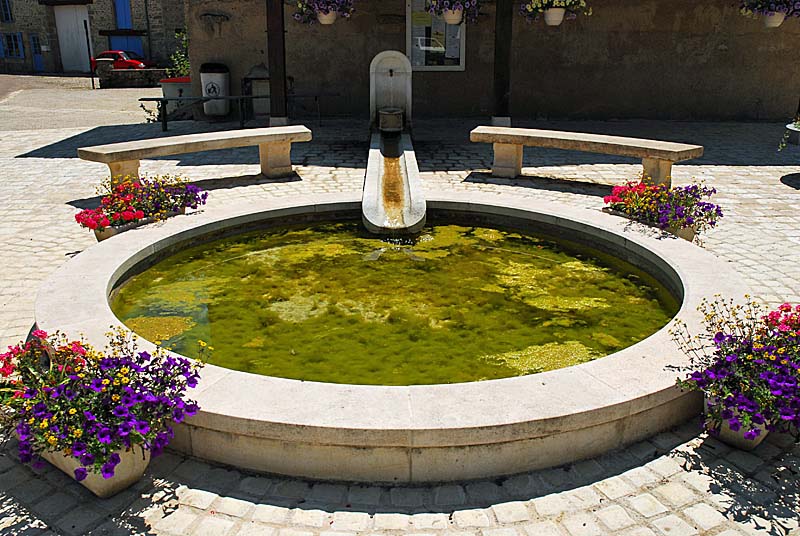 FONTAINE DE LA CHARITE A VIEUX-MOULINS