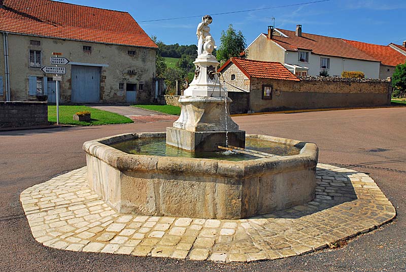FONTAINE A L'ENFANT DE CHAUFFOURT