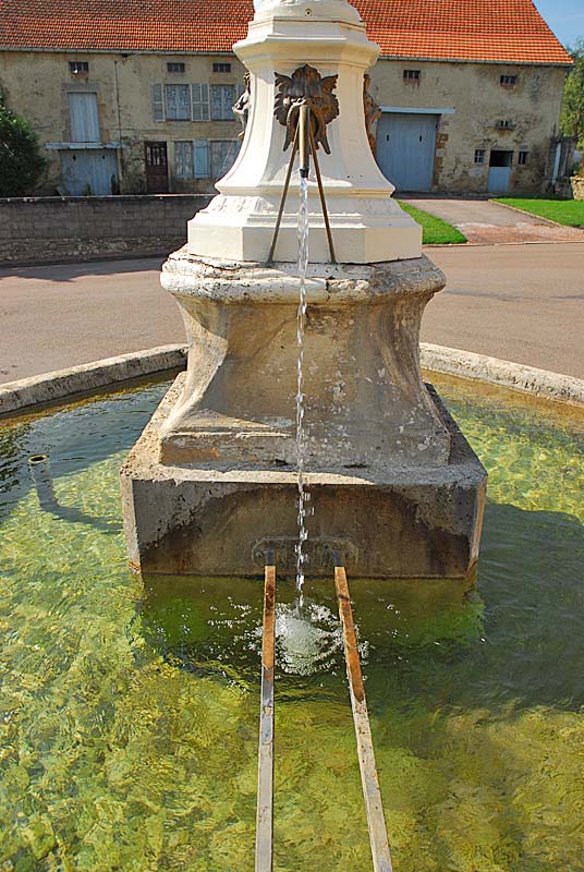 FONTAINE A L'ENFANT DE CHAUFFOURT, Chauffourt - photo 3