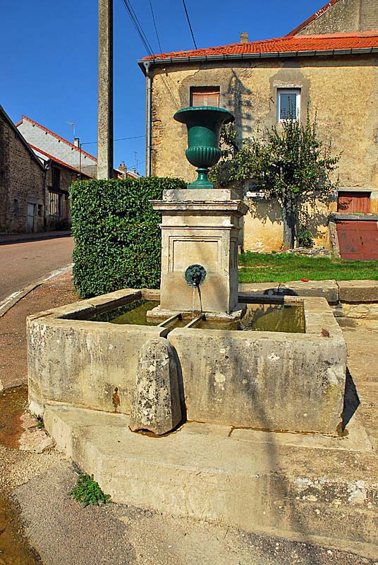FONTAINE DE LA RUE DU FOUR A CHAUFFOURT