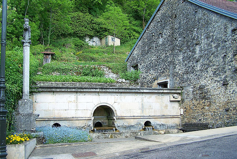 FONTAINE ET CROIX DE LA DHUYS A POULANGY
