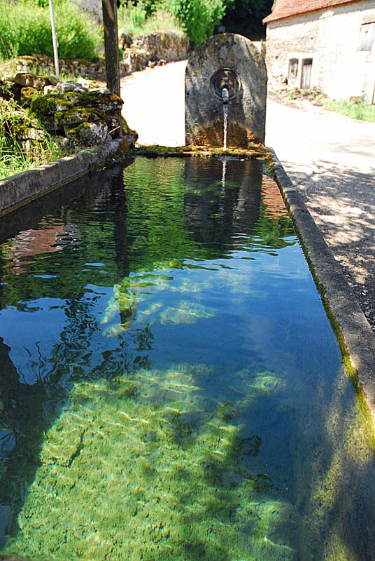 Fontaine de Pisse Doux à Vieux-Moulins, Perrancey-les-Vieux-Moulins