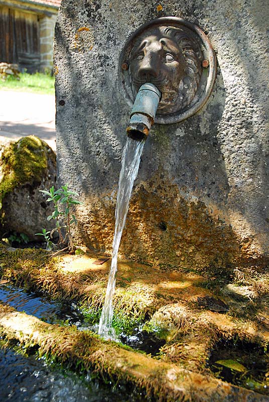 FONTAINE DE PISSE DOUX A VIEUX-MOULINS