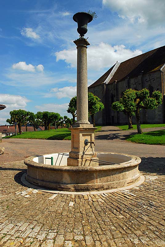 FONTAINE DE NEUILLY-L'EVEQUE