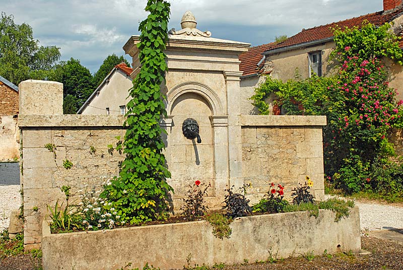 ANCIENNE FONTAINE DE RIVIERE-LES-FOSSES