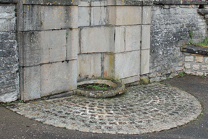 FONTAINE DE SOUS-MURS