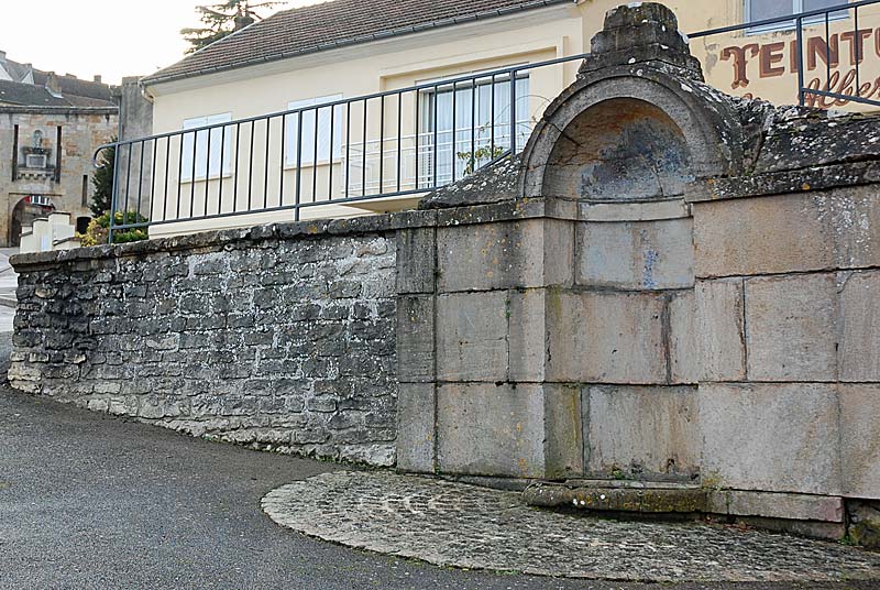 FONTAINE DE SOUS-MURS