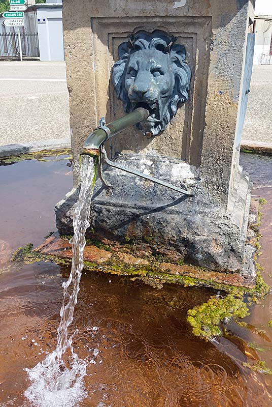 FONTAINE A COLONNE DE VAUX-SOUS-AUBIGNY, Le Montsaugeonnais - photo 4
