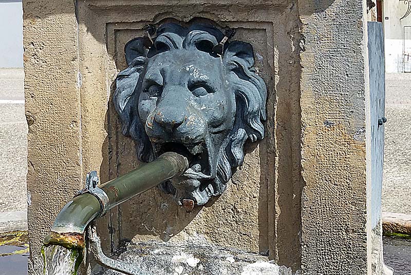 FONTAINE A COLONNE DE VAUX-SOUS-AUBIGNY