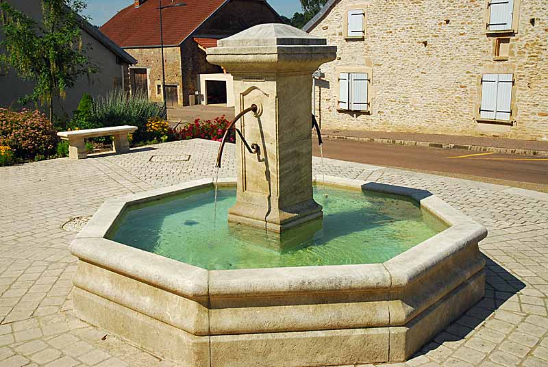FONTAINE DE LA PLACE SAINT-MARTIN A VERSEILLES-LE-BAS