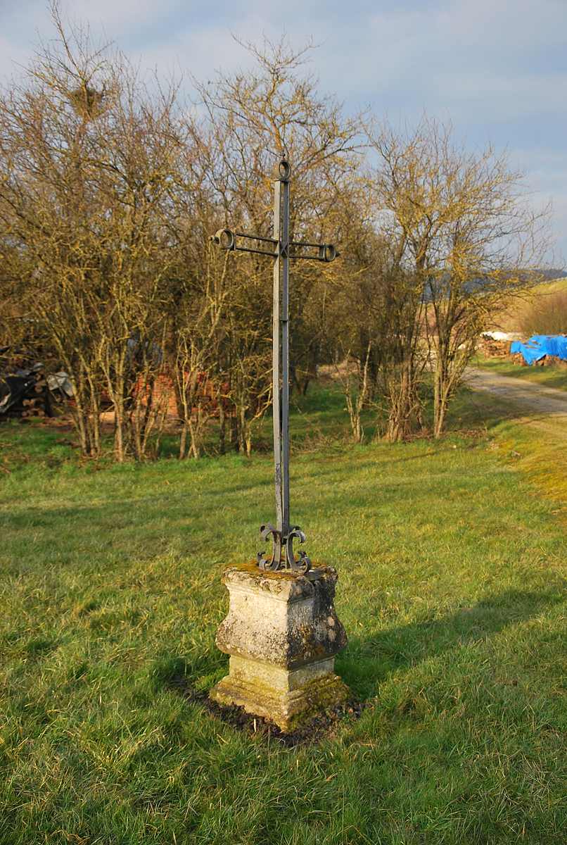 CROIX DE FER SUR SOCLE DE PIERRE - FRONVILLE