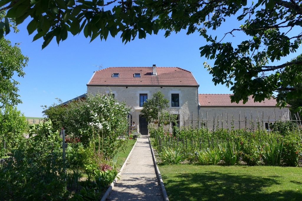 AUX PORTES DE REYNEL