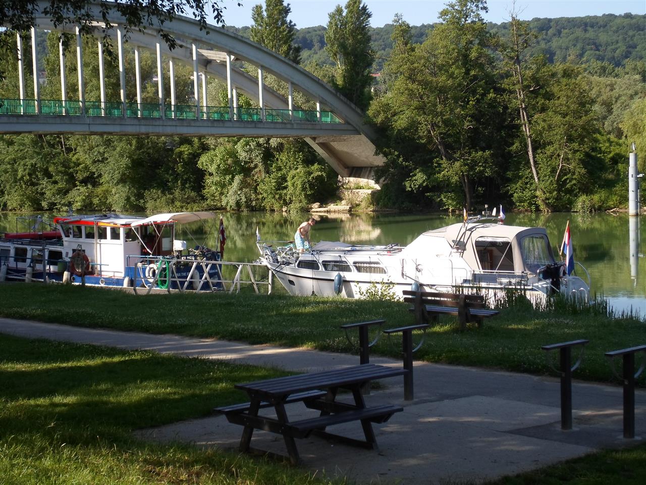 Halte-nautique-et-aire-de-Pique-nique--Reuil-1